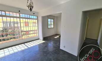 Imagem 4: Prédio super chamoso em rua tranquila e arborizada