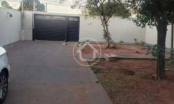 Imagem 2: CASA COM 3 QUARTOS E BOA SOBRA DE TERRENO