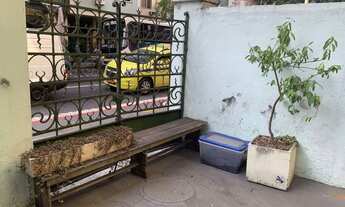 Imagem 7: Casa para aluguel e venda possui 431 metros quadrados com 13 quartos