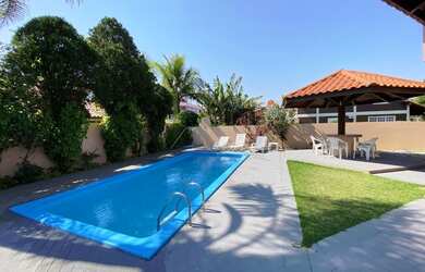 Imagem 5: Aluguel de Temporada e Venda! Casa de 04 dorm, com piscina em excelente localização, confi