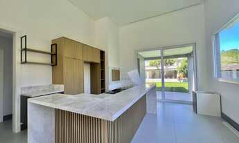 Imagem 2: Casa em condomínio fechado composta com 04 suítes independentes!