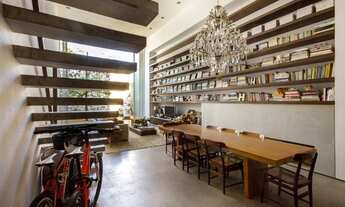 Imagem 2: Casa encanta pela localização privilegiada e pelo projeto arrojado e ao à venda/Locação