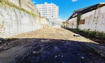 Imagem 2: Estreito terreno com 567m² a pouca distância das Pontes