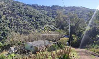 Imagem: Sítio com cabana e margeado por arroio