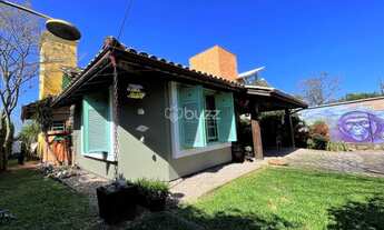 Imagem 2: Ótima casa em estilo rustico com 3 suítes sendo a máster com vista mar, ao lado do Novo Ca