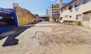 Imagem 1: Estreito terreno com 567m² a pouca distância das Pontes