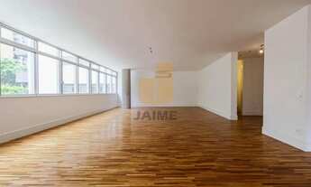 Imagem 2: Apartamento de aproximadamente 260m2 com 3 dormitórios, sendo uma suíte. Com 2 vagas de ga