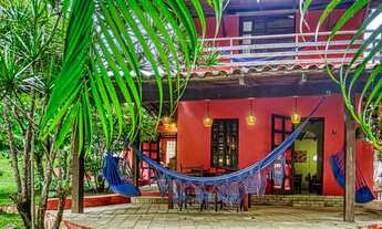 Imagem: Casa rústica com piscina numa área verde