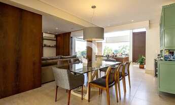 Imagem 7: Casa de condomínio sobrado para aluguel e venda possui 371 metros quadrados com 4 quartos