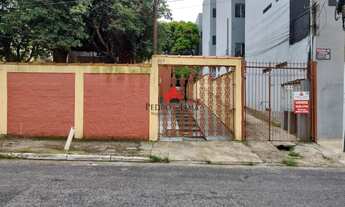 Imagem: Terreno com casas antigas na região da