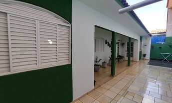 Imagem 5: Sobrado para venda possui 247 metros quadrados com 3 quartos em Vila Esperança - Maringá