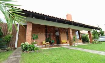 Imagem 2: Sobrado diferenciado muito bem construído localizado no coração de Xangri-Lá, bem próximo