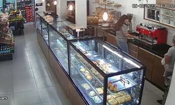 Imagem 3: Casa de carnes e padaria na avenida