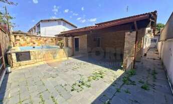 Imagem: Casa térrea com edícula em região Central