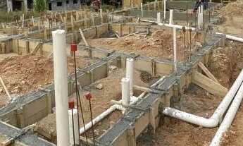 Imagem 4: Casa solta com suíte e garagem, em obra nova chama que sai negócio