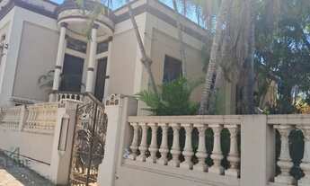 Imagem: Casarão histórico com 5 quartos, em 897m2