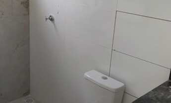 Imagem 2: Casa linear independente com 3 quartos e lindo pé direito alto, no Recreio em Rio das Ostr