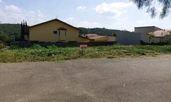 Imagem 3: Terreno plano de esquina de 300 m² em bolsão de segurança, com excelente padrão de casas