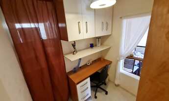 Imagem 7: Apartamento com 77m², 2 dormitórios sendo 1 suíte com armários, 1 escritório com estante e