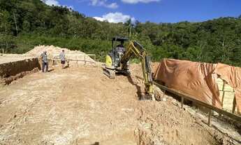 Imagem 2: Casa solta com suíte e garagem, em obra nova chama que sai negócio