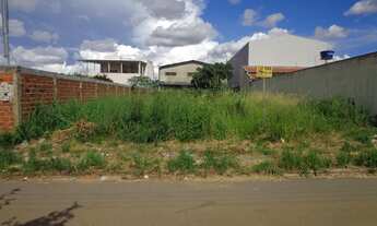 Imagem 4: Lote/Terreno amplo com 424 metros quadrados, totalmente plano e em excelente localização