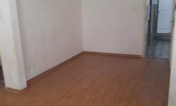 Imagem 2: Junto ao metrô do Flamengo e variado comércio