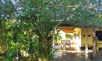 Imagem 3: Casa de praia com quatro quartos, localizada num terreno com cinco lotes, em Manguinhos, S