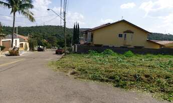 Imagem 4: Terreno plano de esquina de 300 m² em bolsão de segurança, com excelente padrão de casas