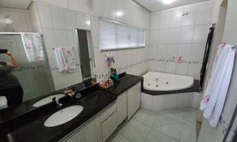 Imagem 3: Do lado da praça e perto do lago. Suíte master hidro, closed e sacada. Poço e USINA SOLAR