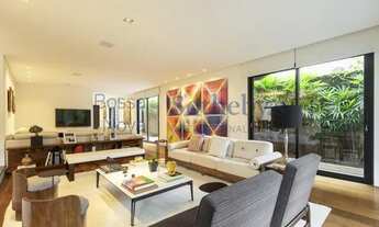 Imagem 5: Casa diferenciada em rua arborizada