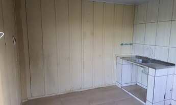 Imagem: Casa madeira sozinha no pátio