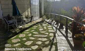 Imagem: Casa bem construída, com salão envidraçado