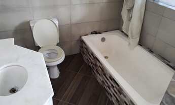 Imagem 5: Excelente residência com 04 quartos, piscina e ótima churrasqueira em praia de leste !!