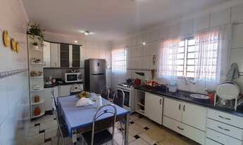 Imagem 6: Sobrado para venda possui 247 metros quadrados com 3 quartos em Vila Esperança - Maringá