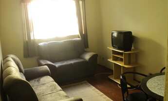 Imagem: Quarto e sala mobiliado, com inquilino