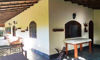 Imagem 4: Casa de praia com quatro quartos, localizada num terreno com cinco lotes, em Manguinhos, S