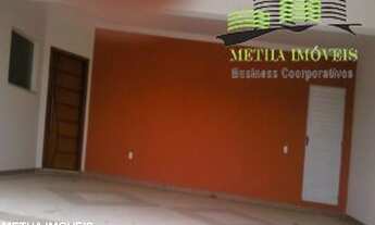 Imagem 3: CASA ASSOBRADA COM 3 SUÍTES EM PISO FRIO, SALA COM PISO FRIO 2 AMBIENTES, SACADA E LAVABO