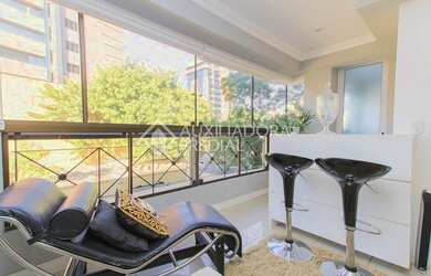 Imagem 2: Apartamento semimobiliado amplo com 2 vagas de garagem em Auxiliadora - Porto Alegre - RS