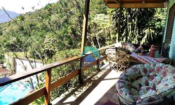 Imagem: Casa com três quartos com piscina e churrasqueira