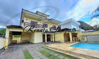 Imagem 3: Casa triplex em condomínio, com 4 suítes, sótão, piscina, sauna a vapor e vaga para 4 carr