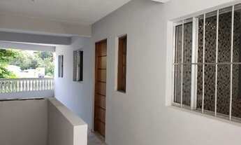 Imagem: Casa com quatro cômodos e garagem coberta