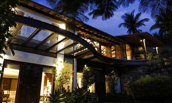 Imagem 2: Casa pé na areia com área 1500 m2 . Possui 09 aposentos na Praia da Ferradura - Búzios