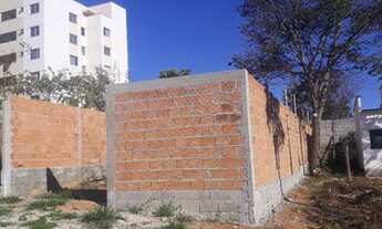 Imagem: Meio lote murado