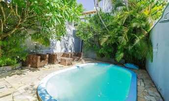 Imagem 2: Casa com 3 Suítes, Piscina e Lazer Completo em Rua Calma