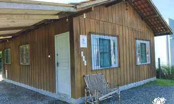 Imagem 2: Casa de madeira à venda em Barra Velha, com 3 quartos, terreno de 302 m², rua pavimentada