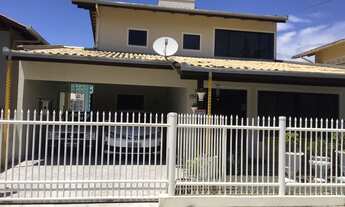 Imagem: Sobrado em área nobre com piscina coberta