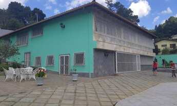 Imagem 3: TERESÓPOLIS - Bairro do Alto, excelente casa com 1500m2 de terreno, 5 suítes, piscina, sau