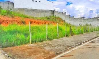 Imagem 2: Terreno com área total de 407m², em uma rua larga, com canteiro e sem saída