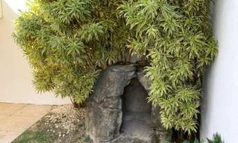 Imagem 8: Casa de condomínio para aluguel possui 340 metros quadrados com 5 quartos