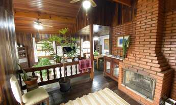 Imagem 7: Casa com ótima área de lazer e linda varanda com vista para a cidade de Águas de São Pedro